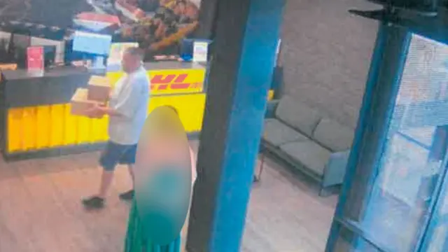 На кадрах CCTV видно, як Сурановас несе дві коробки до стійки DHL у Вільнюсі