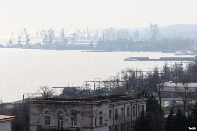 Вид на порт в Маріуполі у березні 2024 року