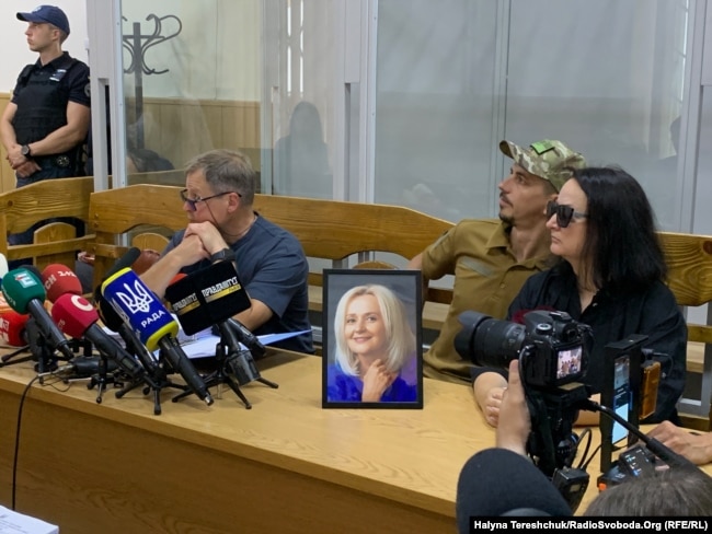 На цьому судовому засіданні дружину, доньку Ірини Фаріон Софію ще підтримує її чоловік, військовослужбовець Василь Особа