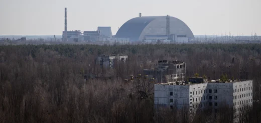 Вид з покинутого міста Прип’ять на четвертий енергоблок Чорнобильської атомної електростанції (ЧАЕС), Чорнобильська зона відчуження, Україна, 16 березня 2026 року. Данило Дубчак / Frontliner