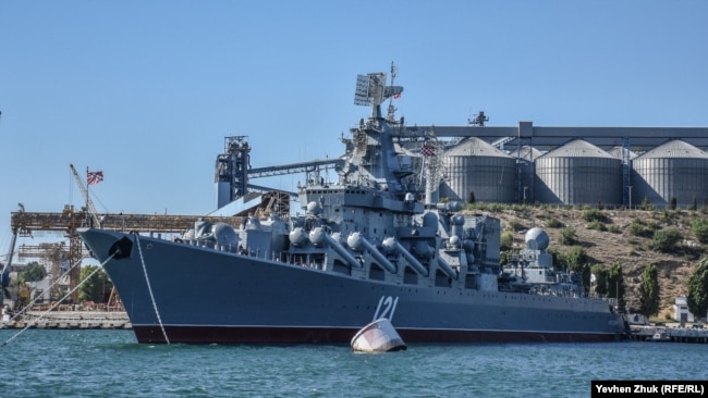 Гвардійський ракетний крейсер «Москва» біля причалу в Севастопольській бухті, архівне фото