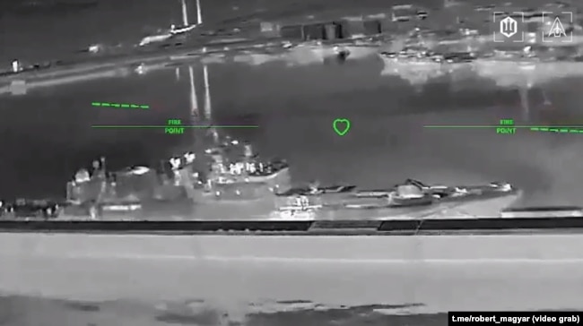 Скріншот кадру оперативного відео атаки Сил оборони України по фрегату «Адмірал Макаров» Чорноморського флоту РФ у військовій гавані Новоросійська, квітень 2026 року