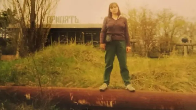 Чорнобильська катастрофа. Тетяна Скопич  стоїть на трубі на фоні готелю Прип'ять