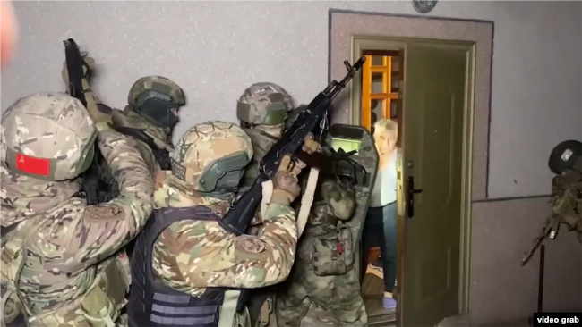 Співробітники ФСБ затримують громадян із проукраїнською позицією в анексованому Криму, березень 2025 року