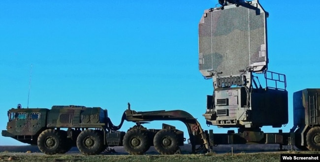 Російська РЛС «Надгробие», мобільна радіолокаційна станція виявлення, що є ключовим компонентом зенітних ракетних систем С-300ПМУ та С-400 (скриншот з відео телеграм-каналу «414 Птахи Мадяра: Очі та Жало»)