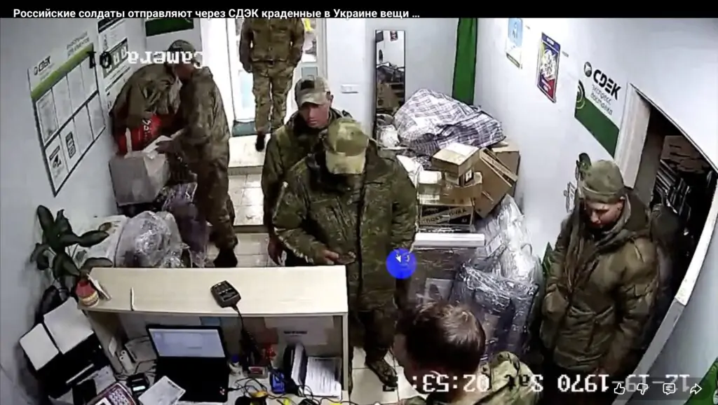 Скріншот відео з білоруського відділення пошти СДЕК, де російські військові відправляють награбоване в Україні. Джерело: Беларускі Гаюн