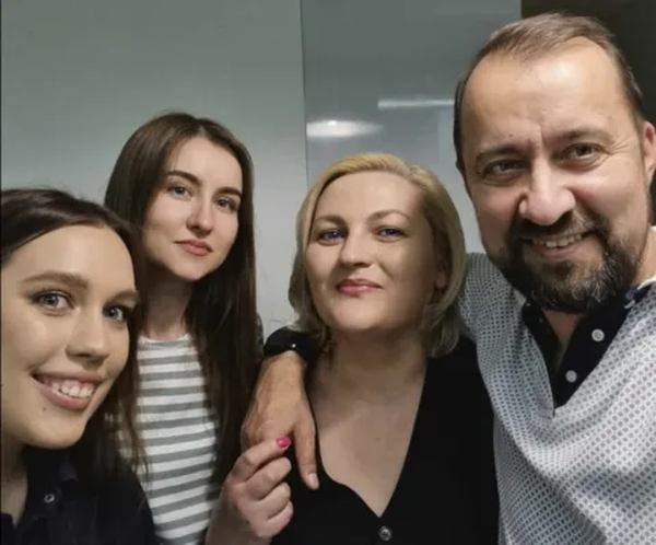 Володимир Гулєвич святкує День народження з дружиною Інною, доньками Галиною (друга ліворуч) та Євгенією. 2 квітня 2021 (фото з Facebook)
