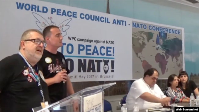 Сергій Мархель (ліворуч), головний координатор організації Global Rights of Peaceful People, виступає на антинатовській конференції Всесвітньої ради миру (World Peace Council) в Брюсселі, Бельгія, 24 травня 2017 року.
