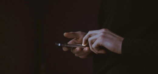 Чому хвилі мінувань завжди збігаються із загостренням на фронті, як за акцентом голосу можна вирахувати замовника та чому ігнорування тривог суспільством є найнебезпечнішим наслідком таких атак — читайте у розмові про механіку гібридного терору.