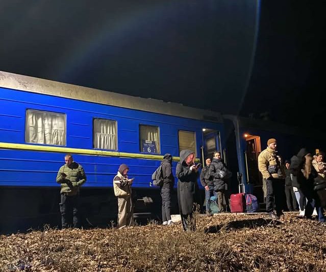 Люди біля потягів
