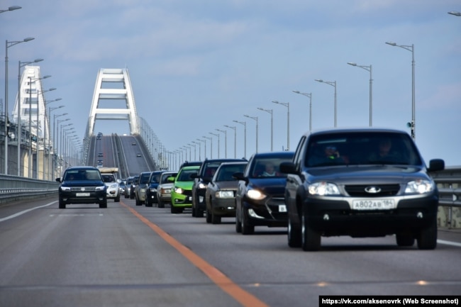 Автомобілі на Керченському мості, архівне фото