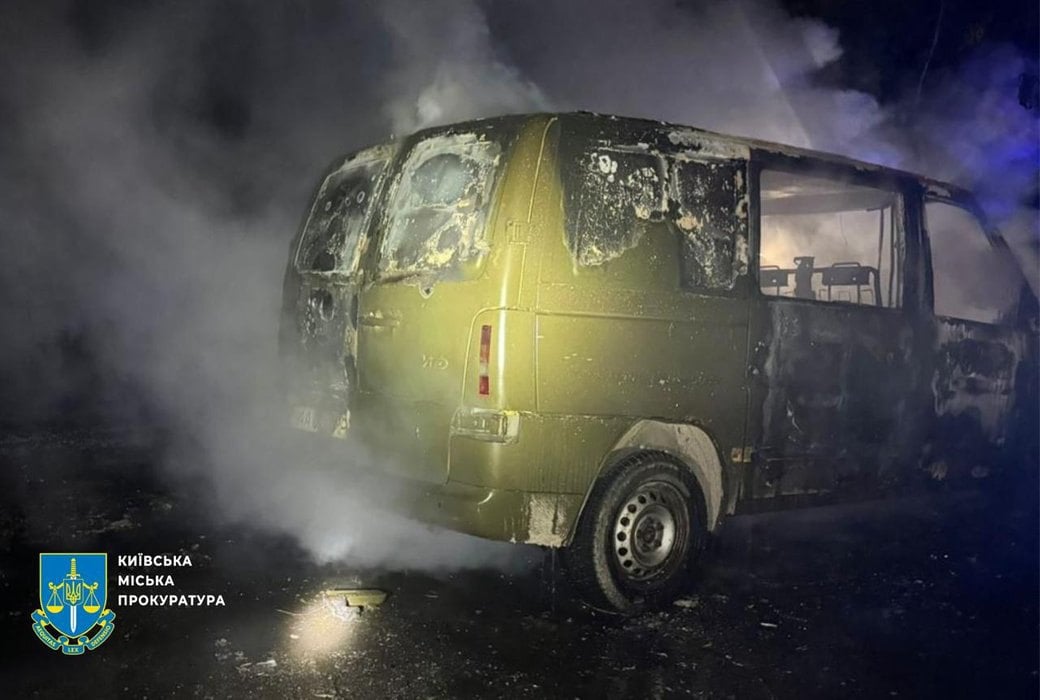 Авто військового було підпалене у Шевченківському районі Києва 12 червня 2025 року. Поліція затримала місцевого
мешканця, якого підозрюють у підпалі мікроавтобуса на замовлення російських спецслужб.