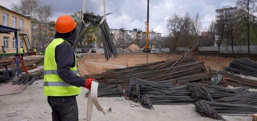 У Запоріжжі будують перші підземні дитсадки. Підряди на їхнє зведення отримали компанії, пов’язані із фірмами з “чорного списку” АМКУ, а самі закупівлі пройшли з порушеннями. Суспільне Запоріжжя