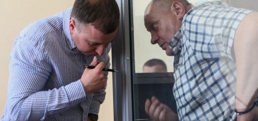 Водій заступника міністра внутрішніх справ Василя Тетері Володимир Воробей (праворуч) з адвокатом у Печерському суді Києва, 21 травня 2026 року. Суспільне Новини/Олексій Арунян