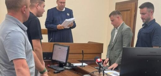 Обшук у детектива Токаря — це коли приходять за схемою ДТП, а вилучають телефон дружини та зашифровані бази про топкорупцію. "Ми просто виконуємо доручення", — кажуть спецпризначенці, вибиваючи двері