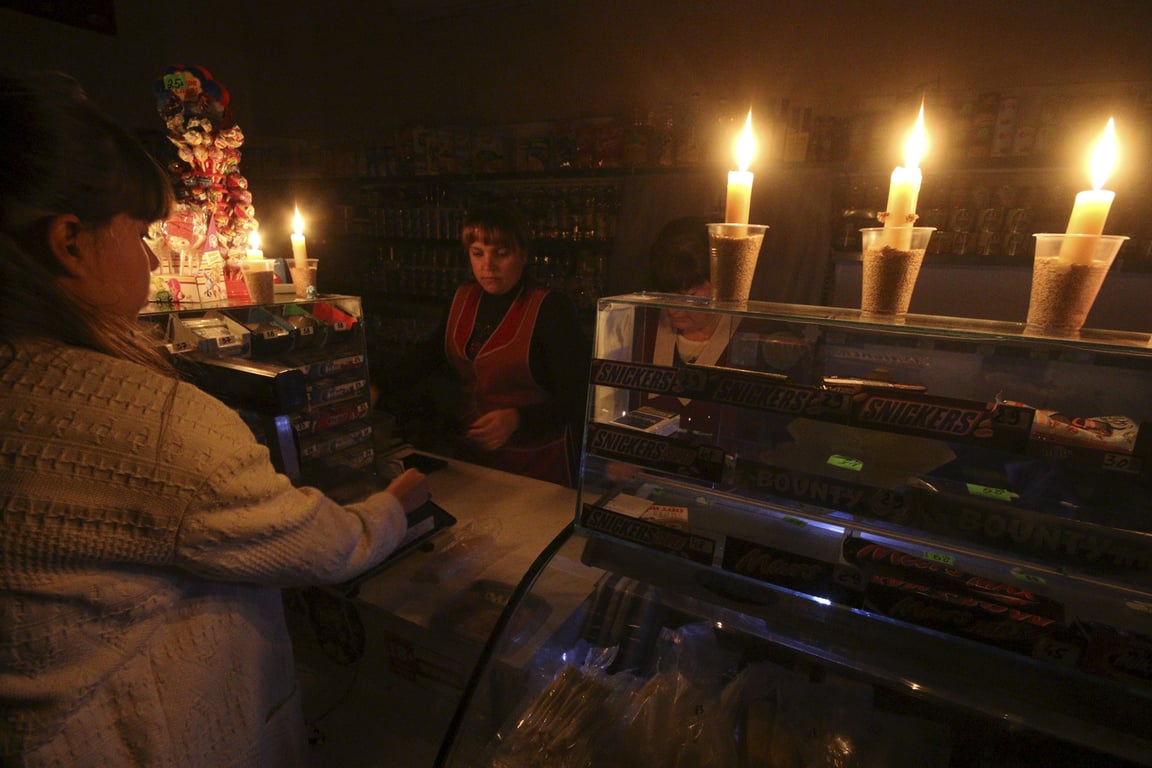  Покупательница в продуктовом магазине, освещенный свечами из-за отключения электроэнергии, в Симферополе, Крым, Украина, 22 ноября 2015 года. Фото: Pavel Rebrov / Reuters / Scanpix / LETA