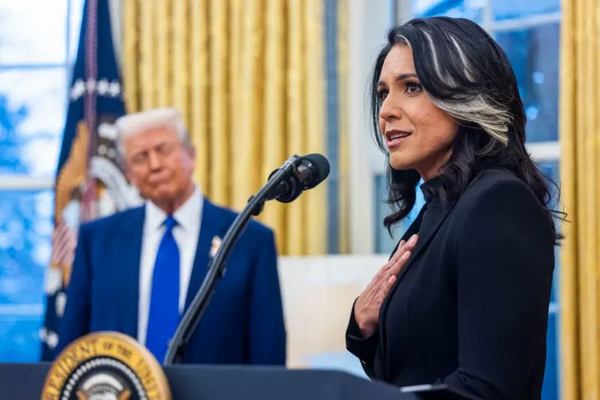 Getty Images Підпис до фото,Президент США Дональд Трамп (ліворуч) і Тулсі Габбард, директор Національної розвідки США, під час церемонії присяги в Овальному кабінеті Білого дому у Вашингтоні, округ Колумбія, США