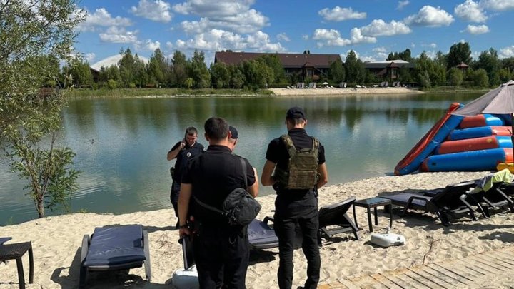 Правоохоронці та рятувальники на березі озера, де втопився хлопчик, Ходосівка Київської області, 3 серпня 2023 рік. Поліція Київщини