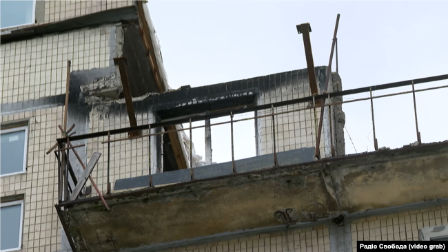 Балкон квартири на дев'ятому поверсі, яка повністю згоріла