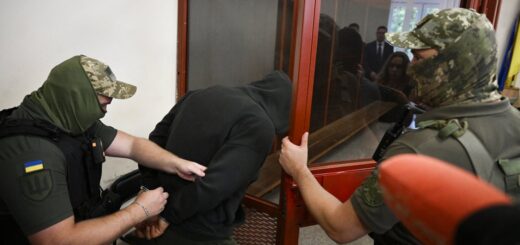Один із підозрюваних у вбивстві Анастасії Березовської у Печерському суді Києва, 9 липня 2026 року. Березовську підозрюють в організації замаху на бізнесмена Вадима Єрмолаєва в Монако. Getty Images/AFP/Genya Savilov