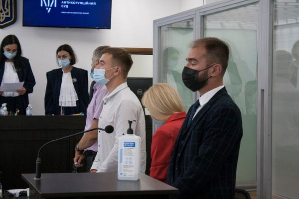 Олександр Юрченко та неофіційний помічник Іван Фіщенко, яких САП обвинувачує в одержанні неправомірної вигоди, під час засідання суду