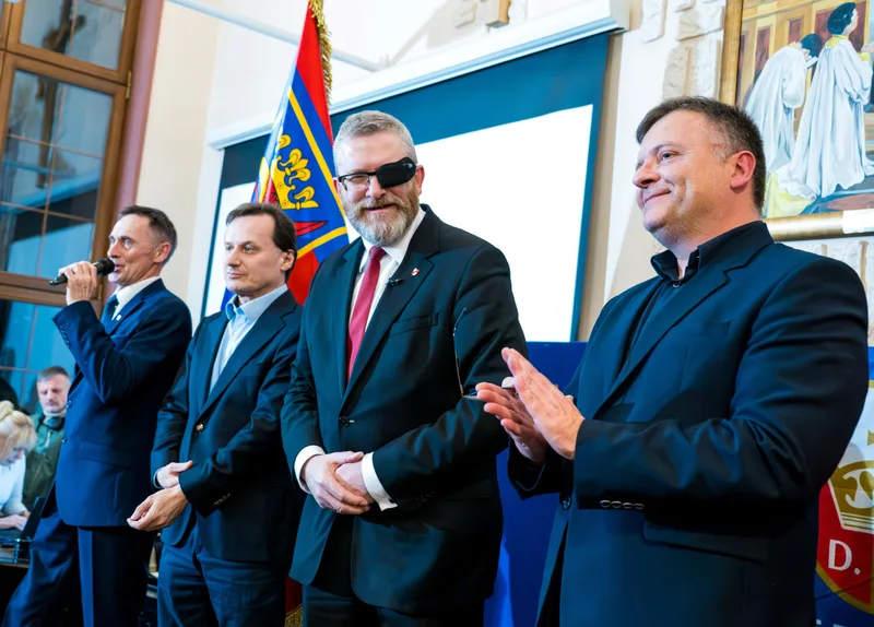 Зліва направо: Гжегож Пятовський, Томаш Соммер, Гжегож Браун, Матеуш Піскорський на презентації книги у Щецині, 12.12.2025. Фото: Zygmunt Karwowski/East News