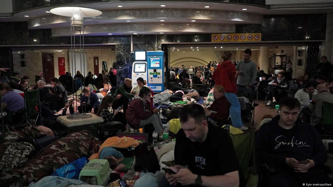 Люди під час обстрілу РФ на одній зі станцій метрополітену