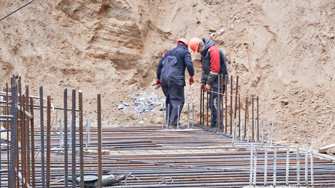Зведення бомбосховища під час будівництва школи у Києві (лютий 2025)