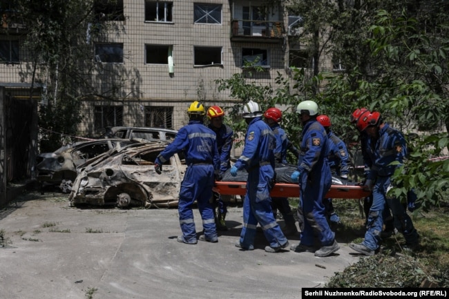 Солом'янський район Києва на другий день після російського обстрілу, Київ, 18 червня 2025 року. Рятувальники продовжують розбирати завали і діставати з-під них тіла загиблих