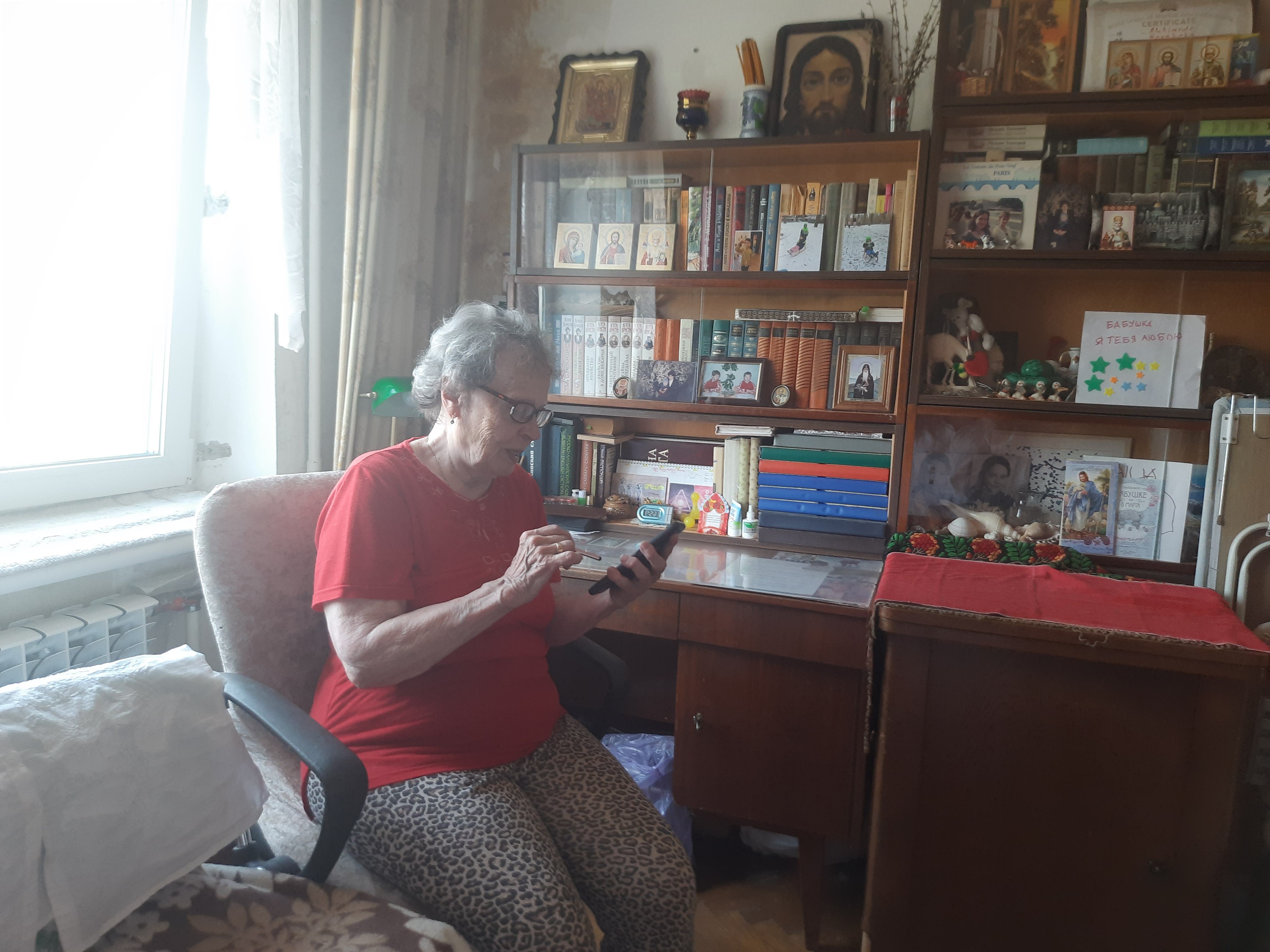 Емма Коваленко. Живе у квартирі на п’ятому поверсі з 1968 року, відколи звели будинок на Тичини, 3