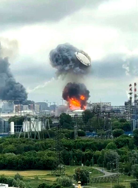 Вибух резервуару з відривом його даху на НПЗ Капотня