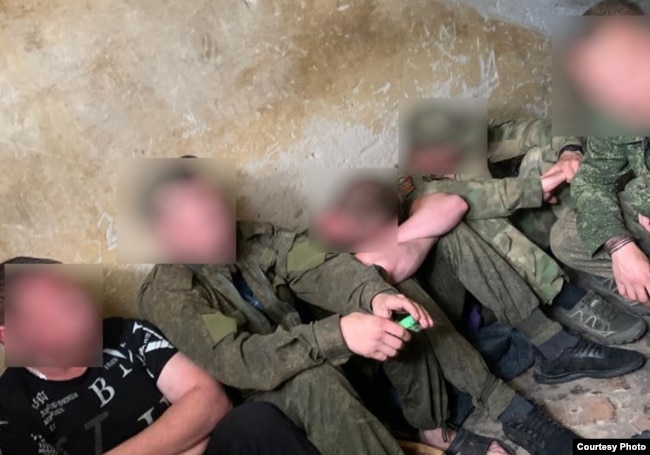 Мобілізовані в «ямі». Фото зроблено ними самими