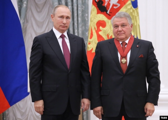 Президент РФ Володимир Путін нагороджує російського науковця Михайла Ковальчука