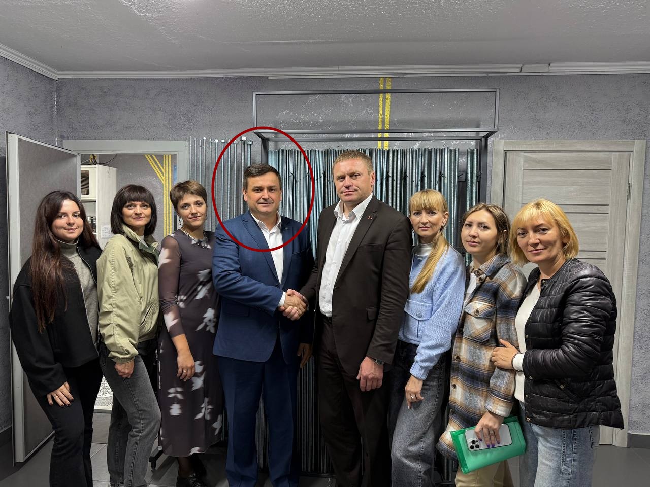 Роман Веприцкий жмет руку представителю профсоюза. Ивацевичский район, октябрь 2025 года. Фото: izk.by Роман Веприцкий жмет руку представителю профсоюза. Ивацевичский район, октябрь 2025 года. Фото: izk.by