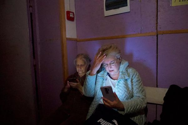 Жінки в укритті у підвалі житлового будинку під час повітряної тривоги через балістичний ракетний обстріл Києва, 1 серпня 2026 року. AP/Vasilisa Stepanenko