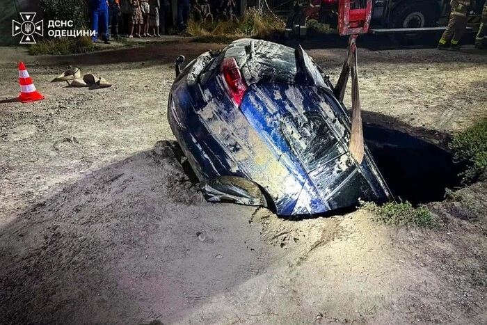 Автомобіль в Одесі провалився під землю прямо під час руху (фото)