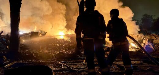 Українські рятувальники працюють на місці російського удару по житловому району. Запоріжжя, Україна. 11 серпня 2026 року. Фото: Дарина Наумова / EPA