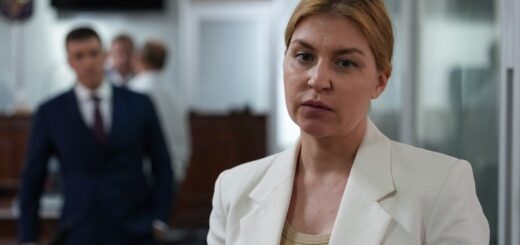 Колишня посолка України у США Ольга Стефанішина розмовляє з медіа після першого дня засідання Вищого антикорупційного суду у Києві, 5 серпня 2026 року. Стафанішиній оголосили підозру в незаконному збагаченні. Суд обрав запобіжний захід для експосадовиці — заставу в розмірі 6 млн гривень. Суспільне Новини/Іван Антипенко