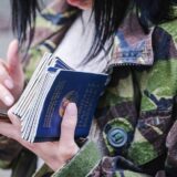 Волонтерка з паспортами громадян Білорусі, які приходять до Білоруського дому у Варшаві, аби поїхати в Україну й долучитись до полку імені Кастуся Калиновського. Польща, 15 березня 2022 року. Getty Images/SOPA Images/Raul Moreno