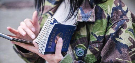 Волонтерка з паспортами громадян Білорусі, які приходять до Білоруського дому у Варшаві, аби поїхати в Україну й долучитись до полку імені Кастуся Калиновського. Польща, 15 березня 2022 року. Getty Images/SOPA Images/Raul Moreno