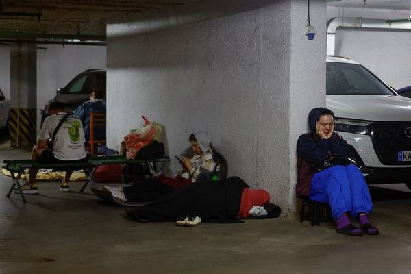 Мешканці під час обстрілу ховаються в підземному паркінгу у Києві, 6 липня 2026 року. REUTERS/Valentyn Ogirenko