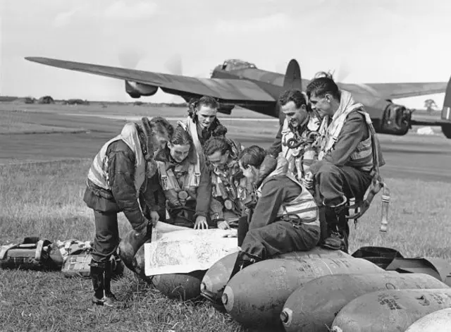 Екіпаж важкого бомбардувальника Lancaster готується до виконання бойового завдання, 1944
