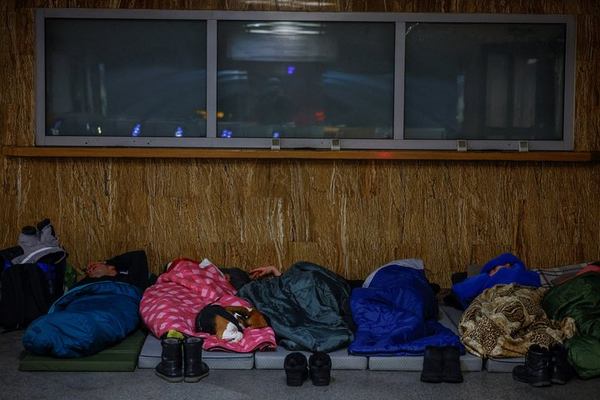 Люди сплять на одній із столичних станцій метро під час нічного ракетного удару по Києву, 7 лютого 2026 року. REUTERS/Alina Smutko