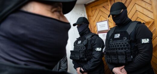 Слідчі Державного бюро розслідувань біля музею Івана Гончара у Києві 26 травня 2020 року проводять обшуки та вилучення картин, які музею подарував експрезидент Порошенко. Він фігурує як свідок у кримінальному провадженні про переміщення через кордон та приховування від митного контролю 43 картин всесвітньо відомих художників. УНІАН/Михайло Палінчак