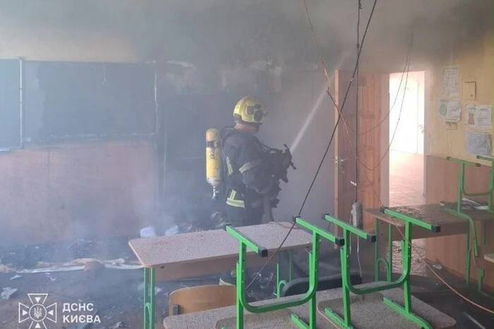 Рятувальники показали наслідки удару по школі в Києві (фото)