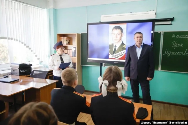 Олександр Шуваєв проводить «Урок мужності» в одній зі шкіл Бєлгородської області