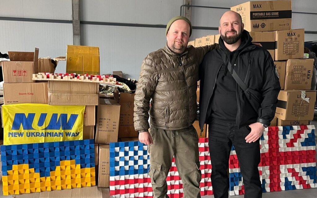 Віктор Бронюк з гурту «ТіК» та Андрій Балонь передають благодійну допомогу у Вінниці (фото «20 хвилин Вінниця»)