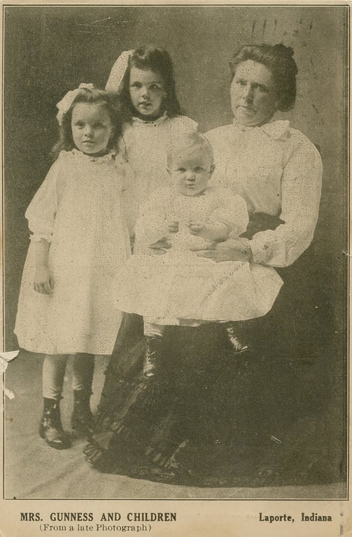 Белль Ганнесс и трое её детей, 1908 год. Фото: коллекция Steven R. Shook / Flickr