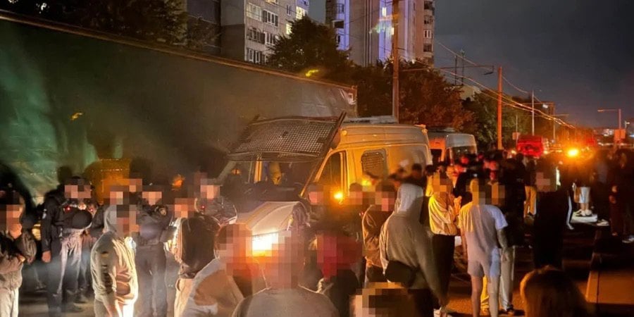 Напад на ТЦК у Львові: група людей перекинула і пошкодила службову автівку ТЦК