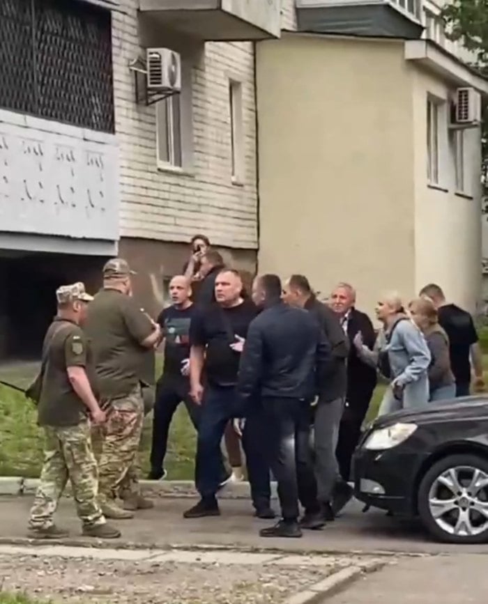 Поодинокі випадки трапляються: у м. Черкаси 9 жовтня суд&nbsp;засудив чотирьох осіб за перешкоджанні законній діяльності ЗСУ та
насильстві щодо військовослужбовцями ТЦК та СП під час виконання ними обов’язків спільно з поліцією з оповіщення військовозобов’язаних